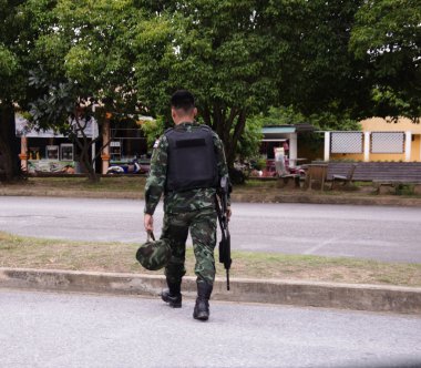 Tayland askerleri gitmek için denetim noktası lanet yürüme korumak bir