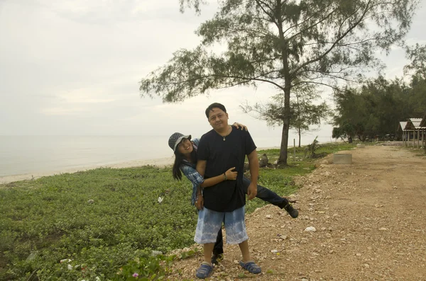 Gli amanti thai uomo e donna ritratto al mare — Foto Stock