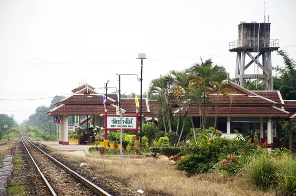 Trilhas ferroviárias e estação ferroviária Wat Chang Hai Ratburanaram Luan — Fotografia de Stock