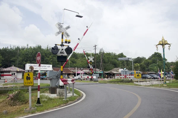 铁路平交道口屏障 ang 标志的火车 — 图库照片