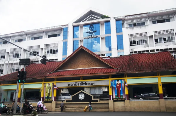 Edificio clásico estación de tren de la ciudad de Yala y la carretera de tráfico — Foto de Stock