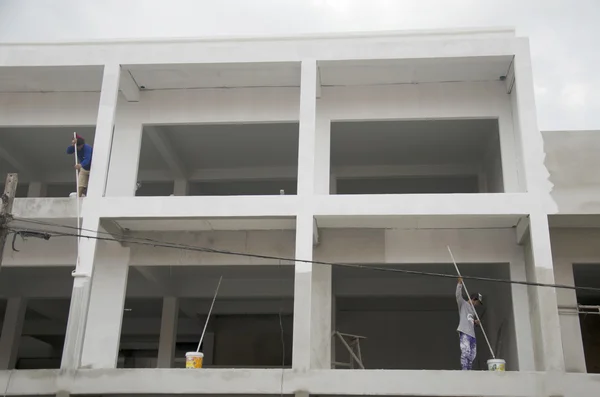 Tailandês homem pintura cor branca no edifício no local de construção i — Fotografia de Stock