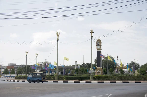 Carretera de tráfico con antigua rotonda de torre de reloj de la ciudad de Yala — Foto de Stock