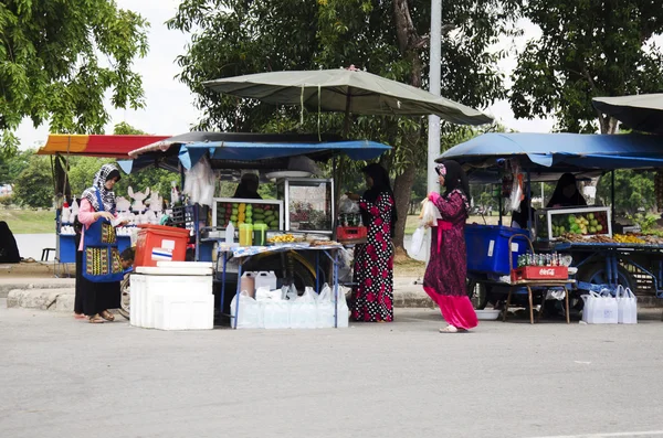 Thailändska muslimska människor försäljning och Köp produkt och mat på lokala restau — Stockfoto