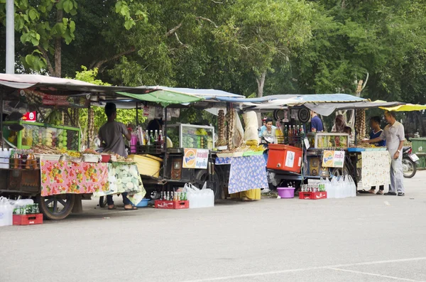 Thaï personnes vente et acheter des produits et de la nourriture au restaurant local th — Photo
