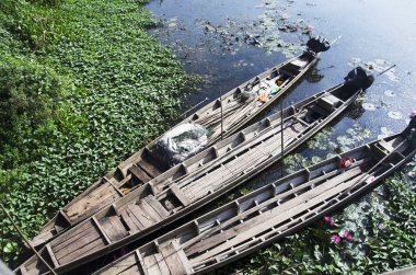 Eski ahşap uzun kuyruk gemiyi durdurup Thale Noi göl nehir 