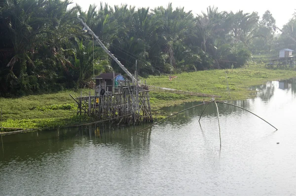 Ver paisaje de ascensor de pesca y máquina de red de inmersión en el canal en B — Foto de Stock
