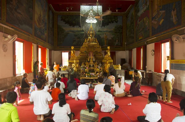 Peuple thaïlandais priant statue de bouddha dans la bougie prêtée traditionnelle fes — Photo