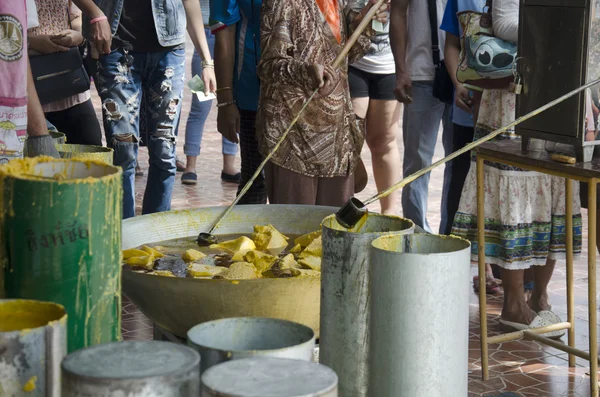 Тайцы присоединяются к плавлению литые свечи предложение храма в традиционном — стоковое фото