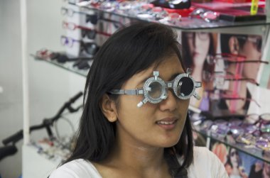 Taylandlı kadın onay optik göz testi veya görme keskinliği gl yapmak için