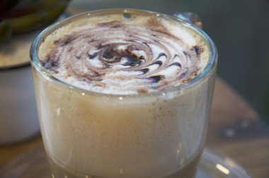 Güzel karamel latte sıcak kahve ve çikolata