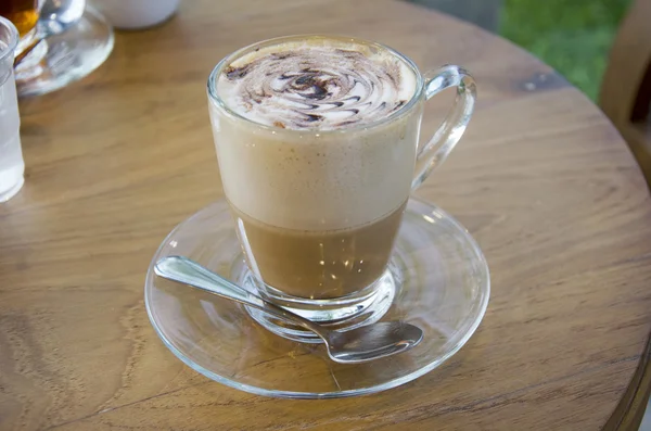 Horká Káva Latte s krásnou karamelem a čokoládou — Stock fotografie