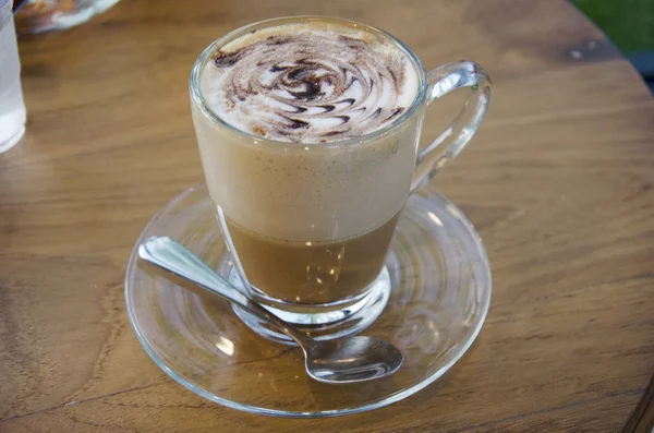 Café quente latte com belo caramelo e chocolate — Fotografia de Stock