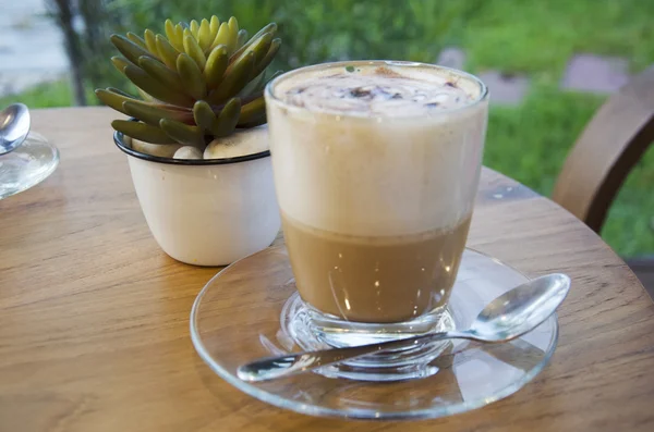 Café quente latte com belo caramelo e chocolate — Fotografia de Stock