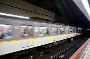Hareketi metro tren Kintetsu Nara istasyonundan çalışan gidin t