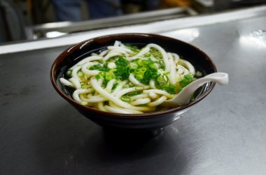 Kake udon erişte veya şehriye çorbası Japon tarzı