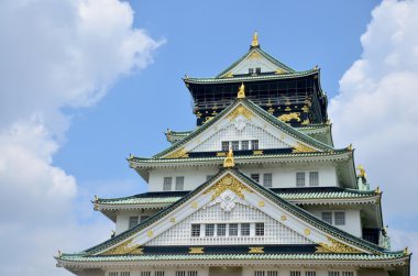 Osaka Kalesi üstüne Shachi Gawara heykeli