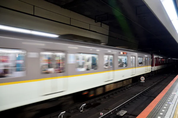 Mozgás a metró vonat Kintetsu Nara állomástól fut megy a t — Stock Fotó