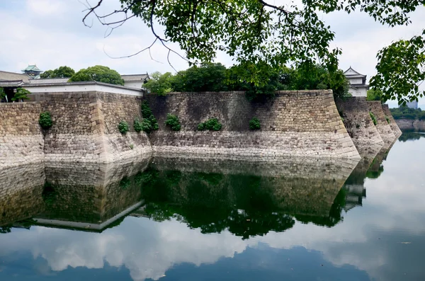 Fortificazione e fossa d'acqua intorno al palazzo di Osaka per protezione — Foto Stock