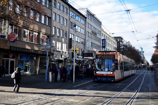 Tyskar Och Utlänningar Resenärer Promenader Och Väntar Spårvagn Och Buss — Stockfoto