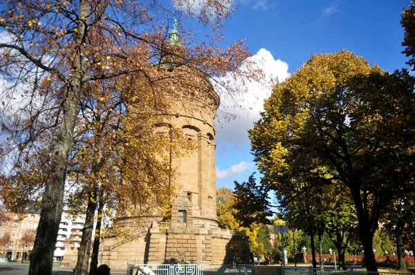 Tedeschi Viaggiatori Stranieri Piedi Visitano Mannheimer Wasserturm Water Tower Gardens — Foto Stock