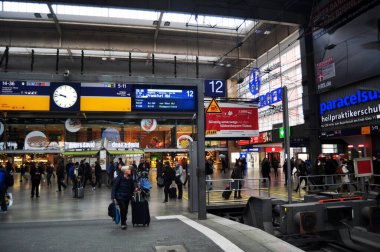 Gönderilmek üzere tren durağı 16 Kasım 2016 'da Frankfurt, Almanya' da bulunan Hauptbahnhof tren istasyonunda Alman yolcuları ve yabancı yolcuları karşılıyor.