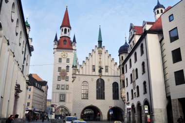 Almanya 'nın başkenti Bavyera' da 16 Kasım 2016 'da Münih' e seyahat eden Alman vatandaşları için Viktualienmarkt pazar merkezi meydanında Altes Rathaus veya Old Town Hall Spielzeugmuseum inşa edilmektedir.
