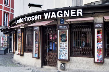 Almanya 'nın Bavyera eyaletinde 15 Kasım 2016' da Münih 'in başkentinde yerel Almanlar için tal caddesindeki geleneksel giyim mağazası mağazası Lederhosen Wagner' i seçtiler.