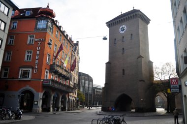 Sendlinger Tor ve Karlstor veya Isartor veya Isar Kapısı tahkimatı, 16 Kasım 2016 'da Almanya' nın Bavyera kentinde Münih 'e seyahat eden Alman vatandaşları için Isartorplatz pazar merkezi meydanına gidin.