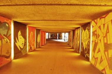 Altgeçidin altındaki Friedensengel ya da Sokak Sanat Tüneli 'nin altındaki graffiti, Almanya' nın Bavyera kentindeki Münih 'e 16 Kasım 2016 tarihinde seyahat eden Alman vatandaşları için Barış Meleği anıtına gidiyor.