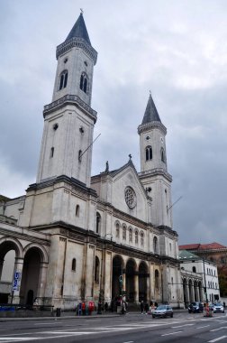 Katolik Cemaati Kilisesi St. Louis veya St. Ludwig Ludwigskirche Alman halkı ve yabancı gezginler için 16 Kasım 2016 'da Almanya' nın Bavyera kentindeki Münih şehrinde ziyaret ve ibadet