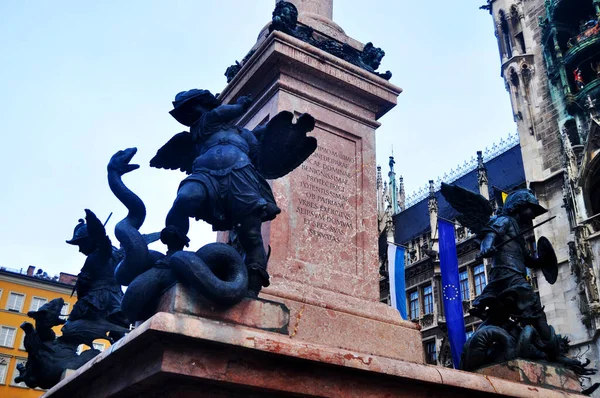 Mariensaule Auf Dem Statua Marienstatue Monumento Marienplatz Maria Santa Maria — Foto Stock