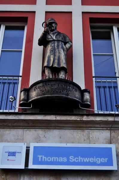 2016年11月15日 德国巴伐利亚州慕尼黑首都城 位于Marienplatz街道上的Versicherungsburo Thomas Schweiger的Munchener Detektive女神像 — 图库照片