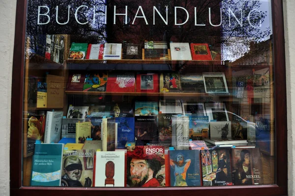 2016年11月16日 德国慕尼黑首都城为当地德国人和外国游客提供豪华书店装饰和室内服务 并选购图书杂志 — 图库照片