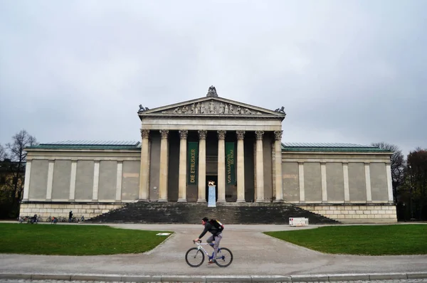 Niemieccy Mieszkańcy Jeżdżą Rowerze Patio Przed Muzeum Staatliche Antikensammlungen Bawarskie — Zdjęcie stockowe