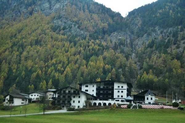 スイスと外国人旅行者のための古典的な建物のリゾートホテルは スイスのグラウビュンデンのサムノンまたはサミグヌン渓谷の冬の季節にTschlin Ramosch村のアルプスの山で休息を訪問 — ストック写真