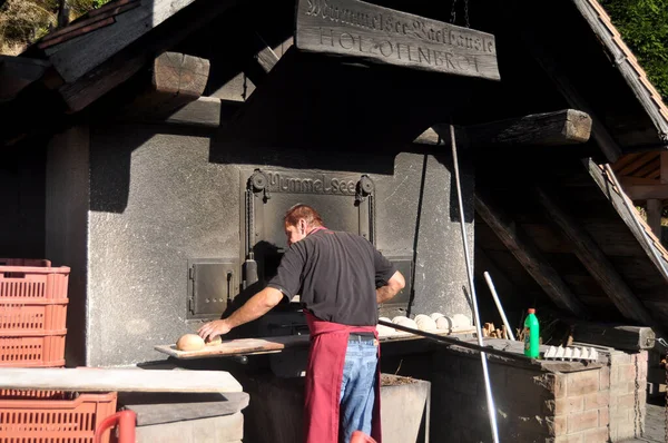 Los Hombres Alemanes Usan Estufa Leña Estilo Antiguo Para Cocinar — Foto de Stock