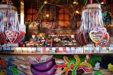 Almanya 'nın Rhineland Palatinate kentinde 30 Ekim 2016 tarihinde Speyer' de düzenlenen karnaval festivali etkinliğinde Almanya vatandaşları ve yabancı turistler alışverişe çıkıp oyuncak lunaparkında oyun oynuyorlar.