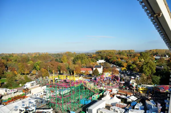 2016年10月30日 在德国莱茵兰帕拉廷举行的狂欢节上 斯皮尔斯古城的空中景观从摩天轮上俯瞰 人们在游玩玩具游乐园 — 图库照片