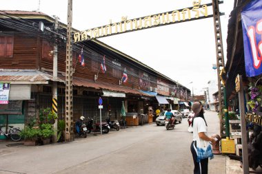 Gezgin Taylandlı kadınlar 20 Ekim 2020 'de Uthaithani' de Uthai Thani, Tayland 'da bulunan Sakae Krang caddesindeki eski sokak pazarını geziyorlar.