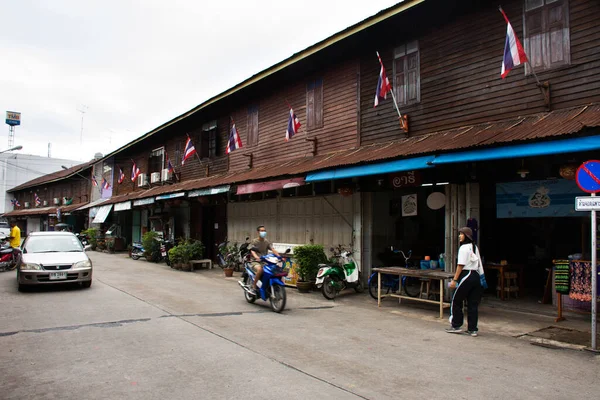 2020年10月20日 泰国乌塔尼镇Trokrongya或Rongya Alley Sakae Krang步行街旧货市场上的一座旧楼被游客们参观 — 图库照片