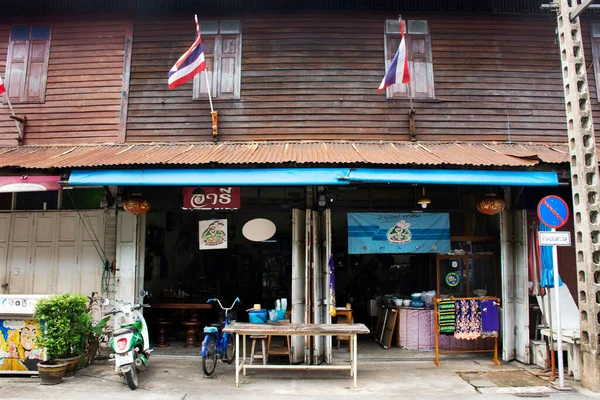 20 Ekim 2020 'de Uthaithani' nin Uthaithani şehrinde Uthai Thani, Tayland 'da insanların hizmet verdiği Trokrongya veya Rongya sokaklarındaki yerel restoran eski Sakae Krang sokak eski pazarı.