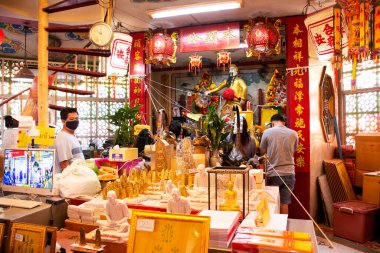 Taylandlılar ve yabancı gezginler 27 Eylül 2020 'de Pathum Thani, Tayland' da Pathum Thani 'de Makham Tapınağı veya Wat San Chao' daki Zian Pae Rong Si türbesindeki dua meleğini ziyaret ederler.