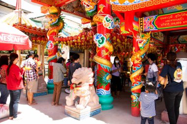 Taylandlılar ve yabancı gezginler 27 Eylül 2020 'de Pathum Thani, Tayland' da Pathum Thani 'de Makham Tapınağı veya Wat San Chao' daki Zian Pae Rong Si türbesindeki dua meleğini ziyaret ederler.