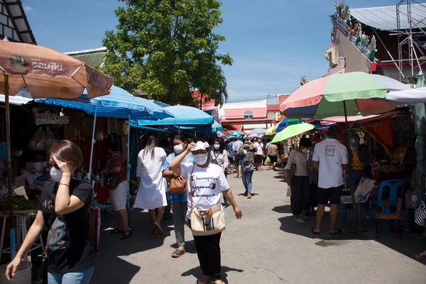 タイ人旅行者が歩く旅行は ファブリックマスクを身に着けている地元の市場を訪問します コロナウイルスCovid 19は2020年9月27日にワット マカム寺院またはワット チャオで流行します — ストック写真