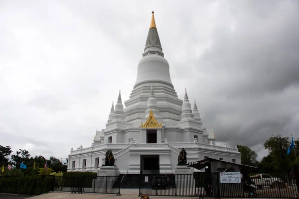 Μεγάλοι Λευκοί Τσέντι Μεγάλη Στούπα Του Ναού Wat Amphawan Για — Φωτογραφία Αρχείου