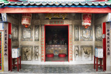 Uthaithani Şehir Sütunu Çin Stili Tapınağı Tayland 'ın Uthai Thani şehrinde 20 Ekim 2020' de ziyaret ve ibadet eden gezginler için dua eden melek tanrısına ibadet edin.