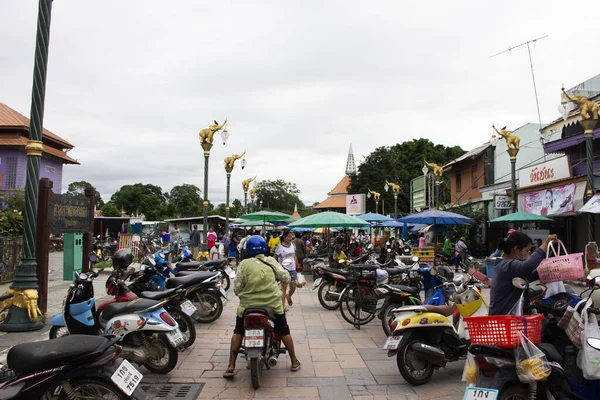Тайці Зупиняють Мотоцикл Парковку Місцевому Ринку Купівлі Продуктів Харчування Біля — стокове фото