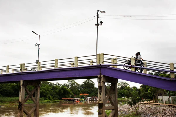 Vida Los Tailandeses Caminando Bicicleta Montando Motocicleta Pequeño Puente Que — Foto de Stock