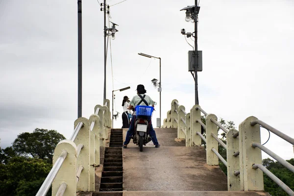 Жизнь Тайцев Гуляющих Велосипеде Мотоцикле Небольшому Мосту Через Реку Сакаэ — стоковое фото